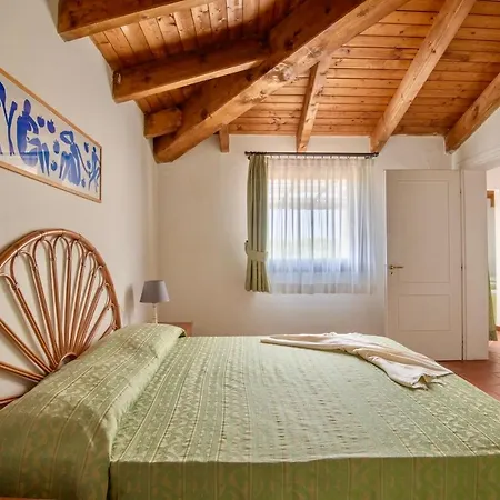 Villa Isa-villas With Air Conditioning, Shared Pool And Private Outdoor Space Just A Few Km From La Pelosa *