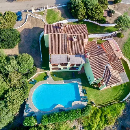 Isa-villas With Air Conditioning, Shared Pool And Private Outdoor Space Just A Few Km From La Pelosa
