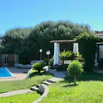 Isa-villas With Air Conditioning, Shared Pool And Private Outdoor Space Just A Few Km From La Pelosa فيلة *