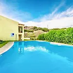 Isa-villas With Air Conditioning, Shared Pool And Private Outdoor Space Just A Few Km From La Pelosa *