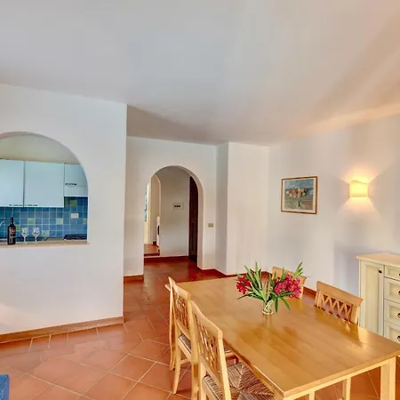 ヴィラ Isa-villas With Air Conditioning, Shared Pool And Private Outdoor Space Just A Few Km From La Pelosa *