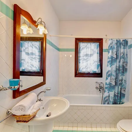 فيلة Isa-villas With Air Conditioning, Shared Pool And Private Outdoor Space Just A Few Km From La Pelosa