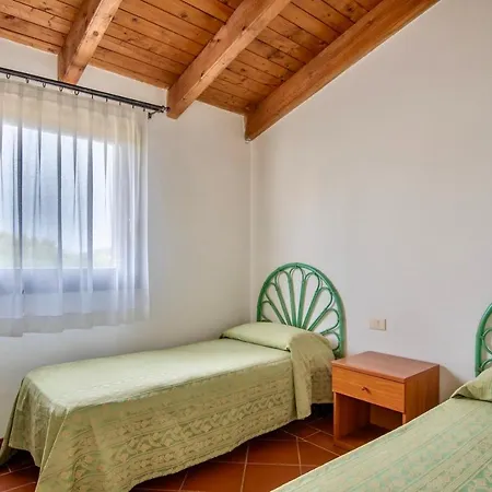 Isa-villas With Air Conditioning, Shared Pool And Private Outdoor Space Just A Few Km From La Pelosa