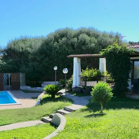Isa-villas With Air Conditioning, Shared Pool And Private Outdoor Space Just A Few Km From La Pelosa Villa *