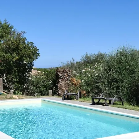 Villa Isa-villas With Air Conditioning, Shared Pool And Private Outdoor Space Just A Few Km From La Pelosa