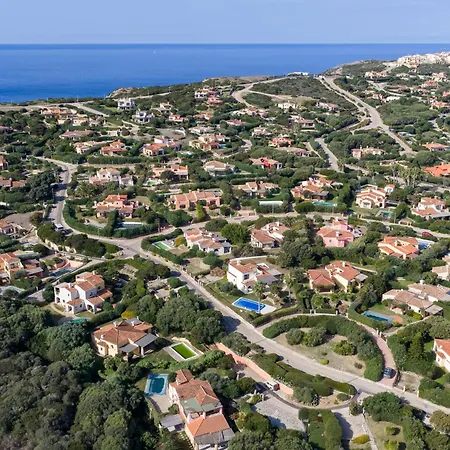 Isa-villas With Air Conditioning, Shared Pool And Private Outdoor Space Just A Few Km From La Pelosa