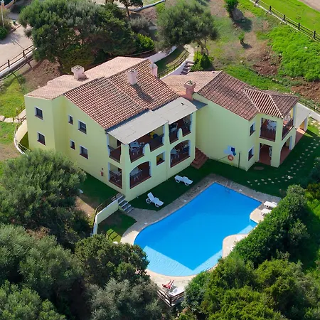 Isa-villas With Air Conditioning, Shared Pool And Private Outdoor Space Just A Few Km From La Pelosa *