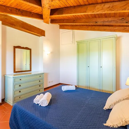 Villa Isa-villas With Air Conditioning, Shared Pool And Private Outdoor Space Just A Few Km From La Pelosa