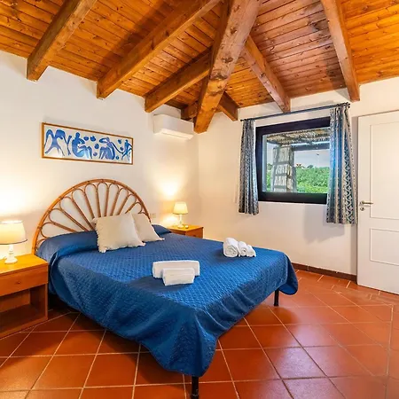Isa-villas With Air Conditioning, Shared Pool And Private Outdoor Space Just A Few Km From La Pelosa *