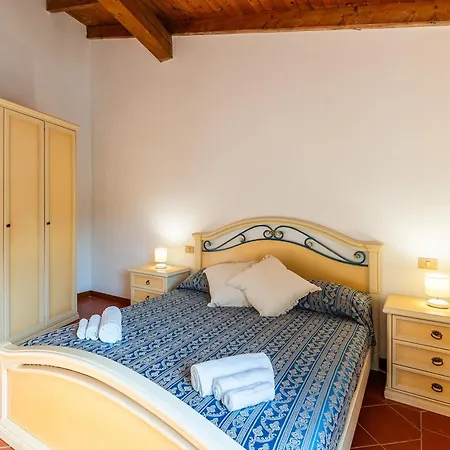 Isa-villas With Air Conditioning, Shared Pool And Private Outdoor Space Just A Few Km From La Pelosa