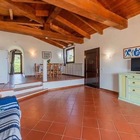 Isa-villas With Air Conditioning, Shared Pool And Private Outdoor Space Just A Few Km From La Pelosa