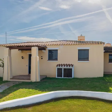 Isa-villas With Air Conditioning, Shared Pool And Private Outdoor Space Just A Few Km From La Pelosa Villa