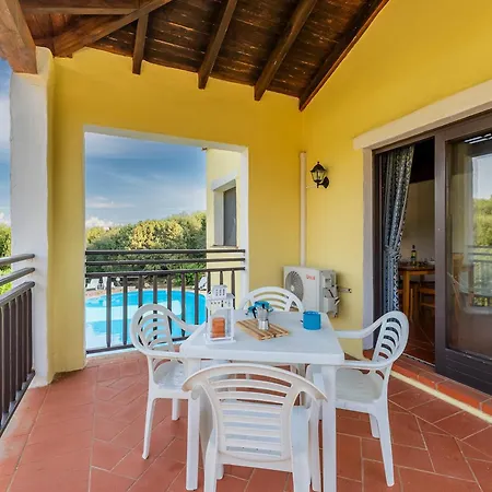 Isa-villas With Air Conditioning, Shared Pool And Private Outdoor Space Just A Few Km From La Pelosa Villa Punta de su Torrione