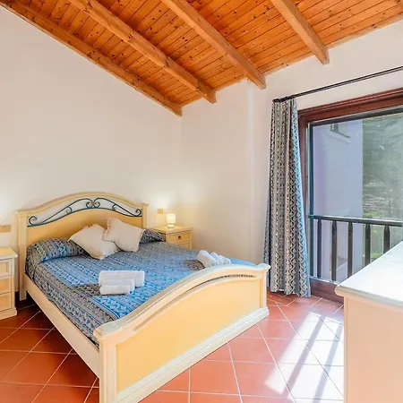 Villa Isa-villas With Air Conditioning, Shared Pool And Private Outdoor Space Just A Few Km From La Pelosa *