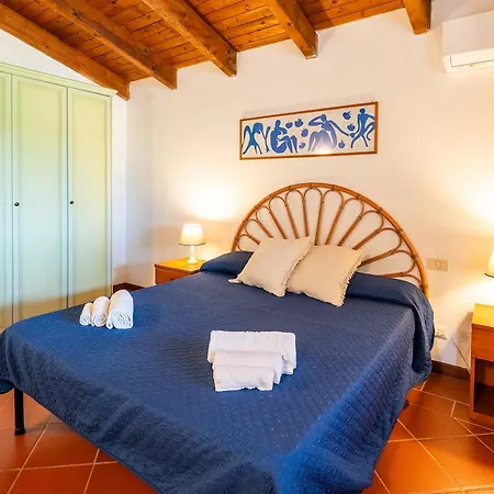 Isa-villas With Air Conditioning, Shared Pool And Private Outdoor Space Just A Few Km From La Pelosa *